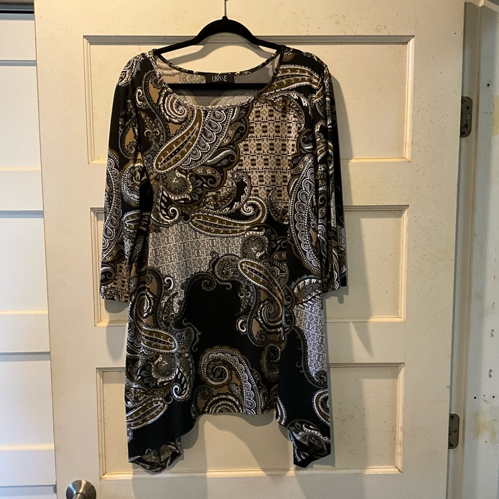 LBISSE Paisley high low tunic size 2X. Excellent condition, super comfortable.